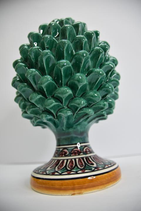Pigna siciliana in ceramica verde ramino con piede decorato Produzione artigianale di Caltagirone h.30 cm