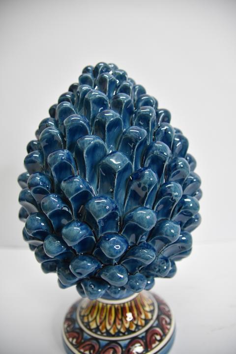 Pigna siciliana in ceramica blu antico con piede decorato Produzione artigianale di Caltagirone  h.30 cm