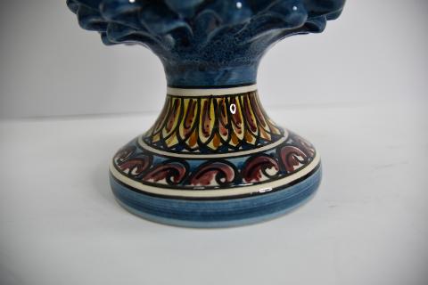 Pigna siciliana in ceramica blu antico con piede decorato Produzione artigianale di Caltagirone  h.30 cm