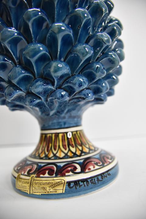 Pigna siciliana in ceramica blu antico con piede decorato Produzione artigianale di Caltagirone  h.30 cm