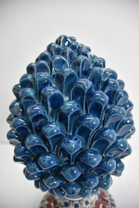 Pigna siciliana in ceramica blu antico con piede decorato Produzione artigianale di Caltagirone  h.30 cm
