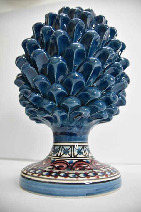Pigna siciliana in ceramica blu antico con piede decorato Produzione artigianale di Caltagirone  h.30 cm