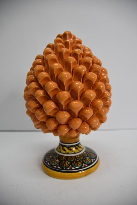 Pigna siciliana in ceramica colore arancione h.25 cm Produzione artigianale di Caltagirone  con piede decorato