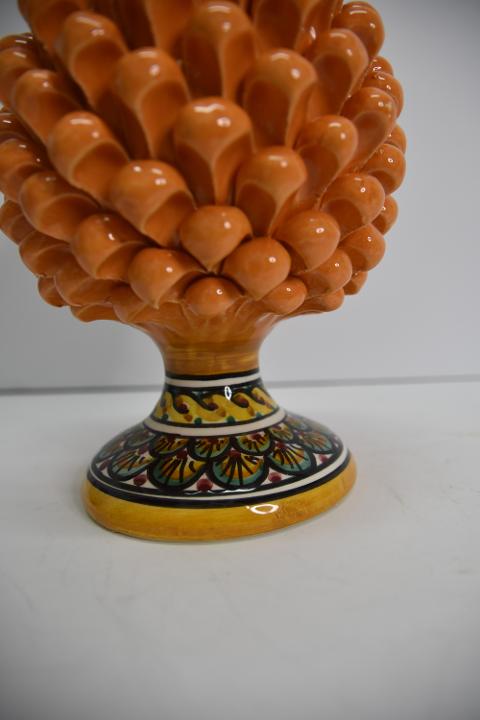 Pigna siciliana in ceramica colore arancione h.25 cm Produzione artigianale di Caltagirone  con piede decorato