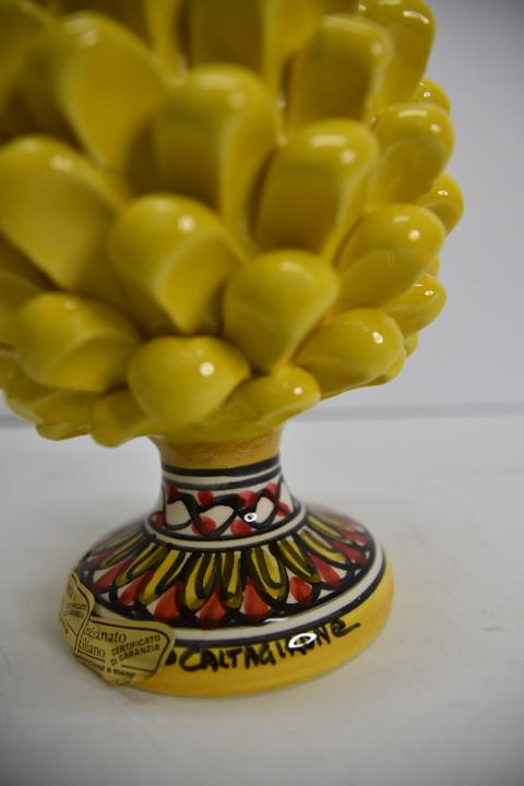 Pigna siciliana in ceramica gialla h.20 cm Produzione artigianale di Caltagirone  con piede decorato