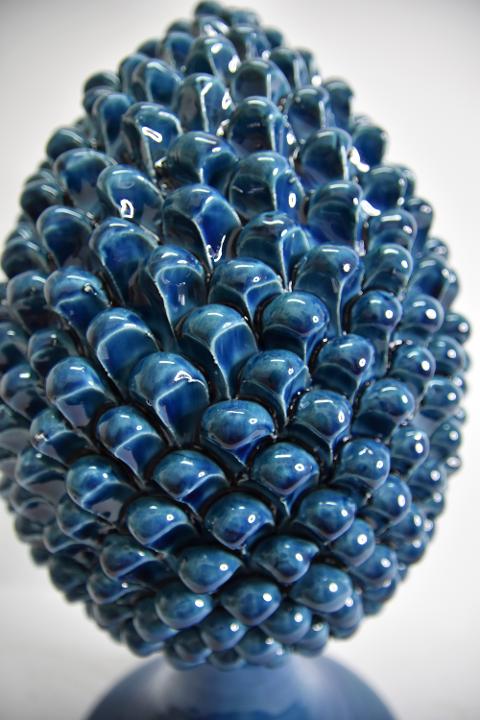 Pigna siciliana in ceramica blu antico h.40 Produzione artigianale di Caltagirone tinta unica