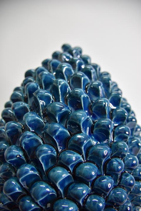 Pigna siciliana in ceramica blu antico h.40 Produzione artigianale di Caltagirone tinta unica