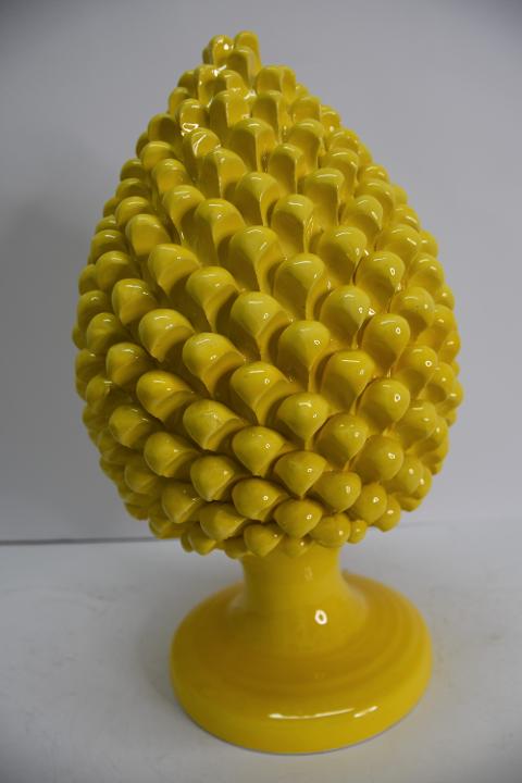 Pigna siciliana in ceramica giallo h.45 cm Produzione artigianale di Caltagirone  tinta unica