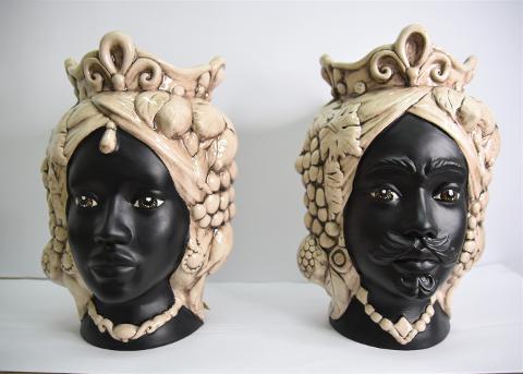 Coppia teste di moro decoro frutta fumé nero satinato Produzione artigianale di Caltagirone h.36 cm