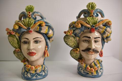 Coppia teste di moro fichi d'india e turbante Produzione artigianale di Caltagirone  h.31 cm