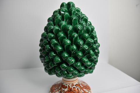 Pigna siciliana in ceramica verde ramina h.25 cm Produzione artigianale di Caltagirone con base decorata