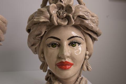 Coppia Teste di moro con corona e turbante h.31 Produzione artigianale di Caltagirone bianco antico