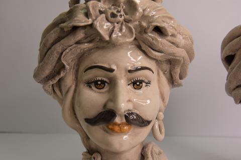 Coppia Teste di moro con corona e turbante h.31 Produzione artigianale di Caltagirone bianco antico