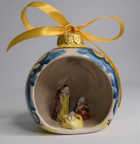 Pallina di Natale con presepe Produzione artigianale di Caltagirone  10 cm