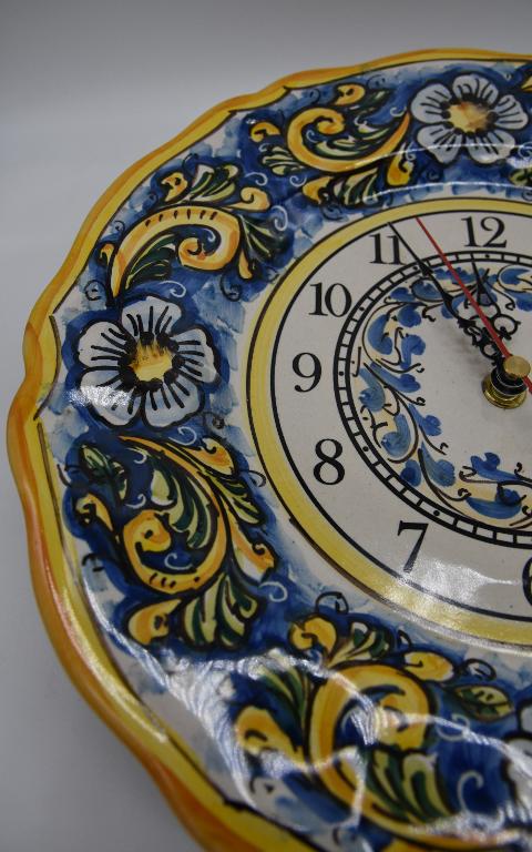 Orologio da parete in ceramica smerlato Produzione artigianale di Santo Stefano di Camastra Diametro 25cm