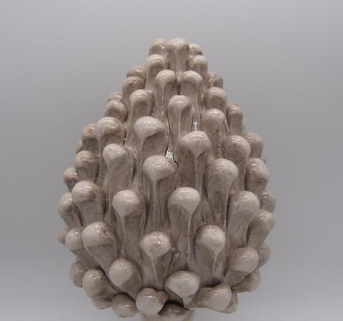 Pigna siciliana in ceramica bianco antico h.20 cm Produzione artigianale di Caltagirone con piede decorato