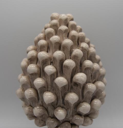 Pigna siciliana in ceramica bianco antico h.20 cm Produzione artigianale di Caltagirone con piede decorato