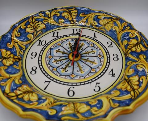 Orologio da parete in ceramica smerlato decoro blu con ornato giallo Produzione artigianale di Santo Stefano di Camastra Diametro 30cm