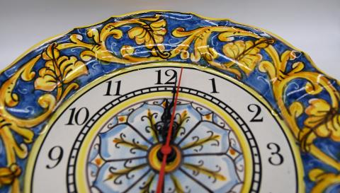 Orologio da parete in ceramica smerlato decoro blu con ornato giallo Produzione artigianale di Santo Stefano di Camastra Diametro 30cm