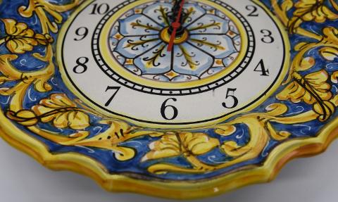 Orologio da parete in ceramica smerlato decoro blu con ornato giallo Produzione artigianale di Santo Stefano di Camastra Diametro 30cm