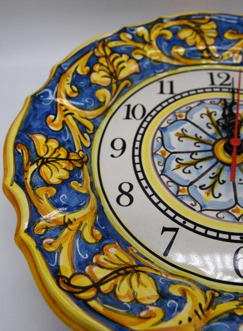 Orologio da parete in ceramica smerlato decoro blu con ornato giallo Produzione artigianale di Santo Stefano di Camastra Diametro 30cm
