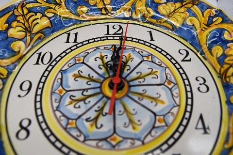 Orologio da parete in ceramica smerlato decoro blu con ornato giallo Produzione artigianale di Santo Stefano di Camastra Diametro 30cm