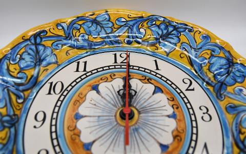 Orologio da parete in ceramica smerlato Produzione artigianale di Santo Stefano di Camastra Diametro 30cm