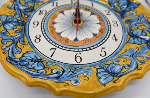 Orologio da parete in ceramica smerlato Produzione artigianale di Santo Stefano di Camastra Diametro 30cm