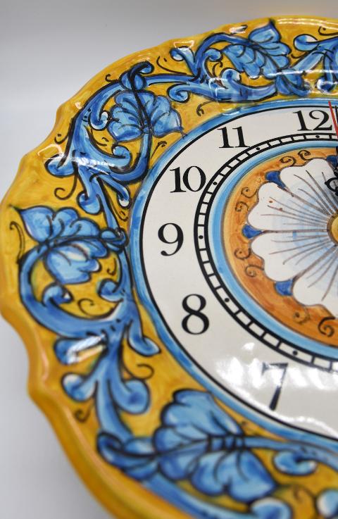Orologio da parete in ceramica smerlato Produzione artigianale di Santo Stefano di Camastra Diametro 30cm
