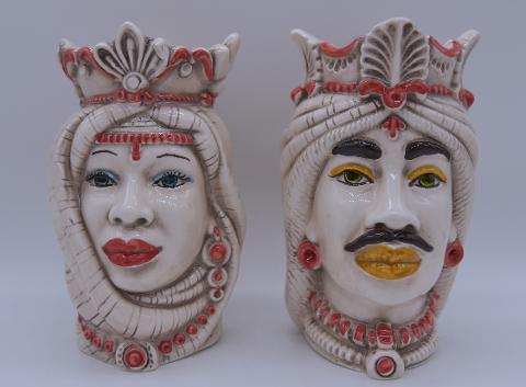 Coppia teste di moro afro decoro bianco antico e rosso Produzione artigianale di Caltagirone h.13cm