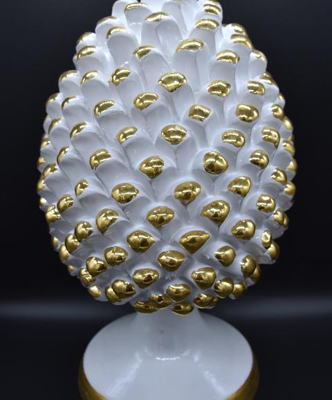 Pigna siciliana in ceramica bianca decoro in oro zecchino Produzione artigianale di Caltagirone  h.30 cm