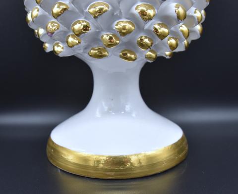 Pigna siciliana in ceramica bianca decoro in oro zecchino Produzione artigianale di Caltagirone  h.30 cm