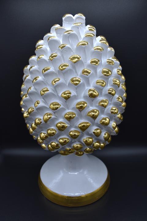 Pigna siciliana in ceramica bianca decoro in oro zecchino Produzione artigianale di Caltagirone  h.30 cm