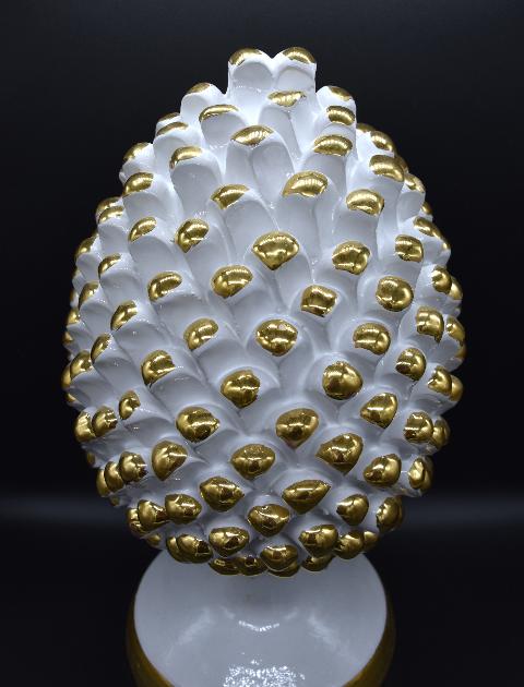 Pigna siciliana in ceramica bianca decoro in oro zecchino Produzione artigianale di Caltagirone  h.30 cm