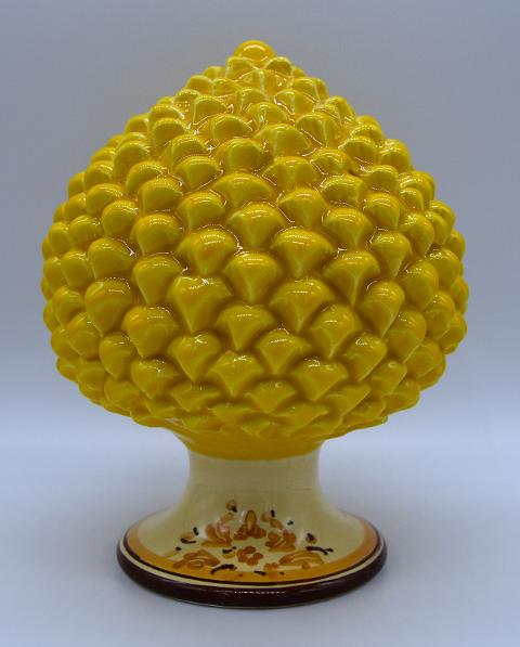 Pigna siciliana in ceramica colore giallo senape h.17 cm Produzione artigianale di Caltagirone  con piede decorato