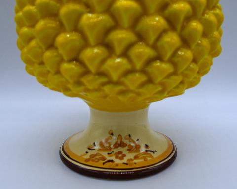 Pigna siciliana in ceramica colore giallo senape h.17 cm Produzione artigianale di Caltagirone  con piede decorato