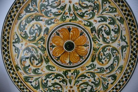 Piatto decoro floreale verde/arancio in ceramica da parete Produzione artigianale di Caltagirone  Diametro 30cm