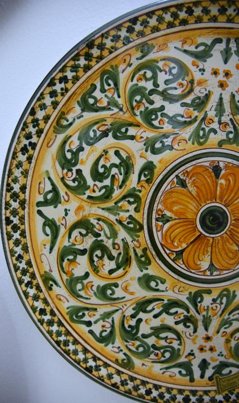 Piatto decoro floreale verde/arancio in ceramica da parete Produzione artigianale di Caltagirone  Diametro 30cm