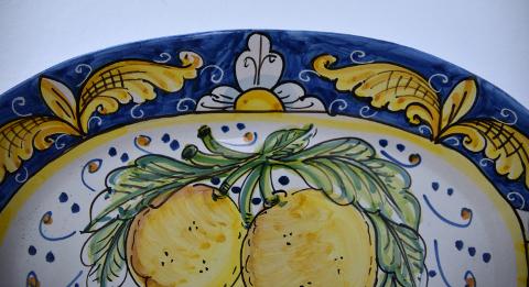 Piatto ornamentale ovale da parete con limoni Produzione artigianale di Santo Stefano di Camastra Lunghezza 40cm