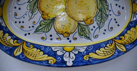 Piatto ornamentale ovale da parete con limoni Produzione artigianale di Santo Stefano di Camastra Lunghezza 25cm