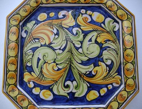 Piatto ottagonale ornamentale da parete in ceramica  Produzione artigianale di Caltagirone  lunghezza 30cm