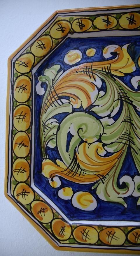 Piatto ottagonale ornamentale da parete in ceramica  Produzione artigianale di Caltagirone  lunghezza 30cm