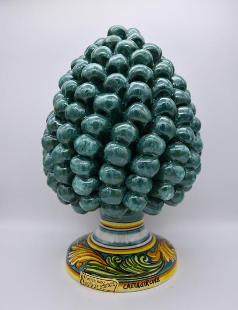 Pigna siciliana in ceramica verde ramina h.25 cm Produzione artigianale di Caltagirone con base decorata