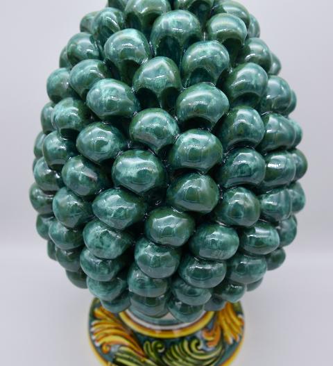 Pigna siciliana in ceramica verde ramina h.25 cm Produzione artigianale di Caltagirone con base decorata