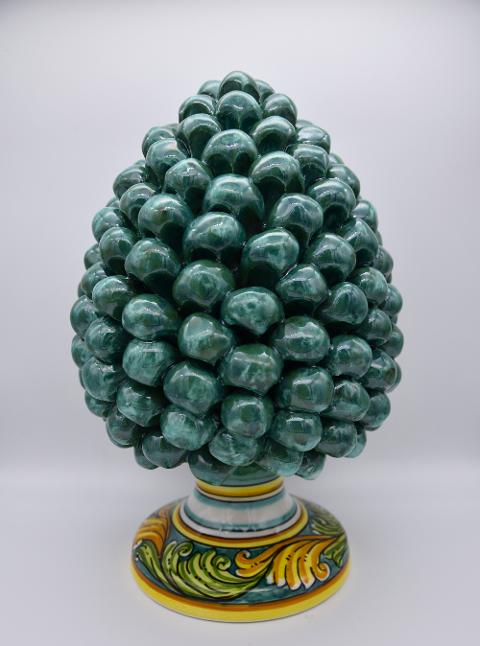 Pigna siciliana in ceramica verde ramina h.25 cm Produzione artigianale di Caltagirone con base decorata