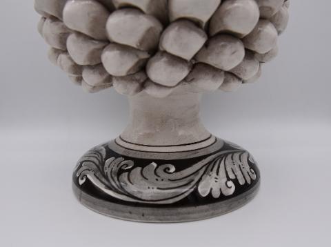 Pigna siciliana in ceramica bianco antico/fumé h.25 cm Produzione artigianale di Caltagirone con base decorata