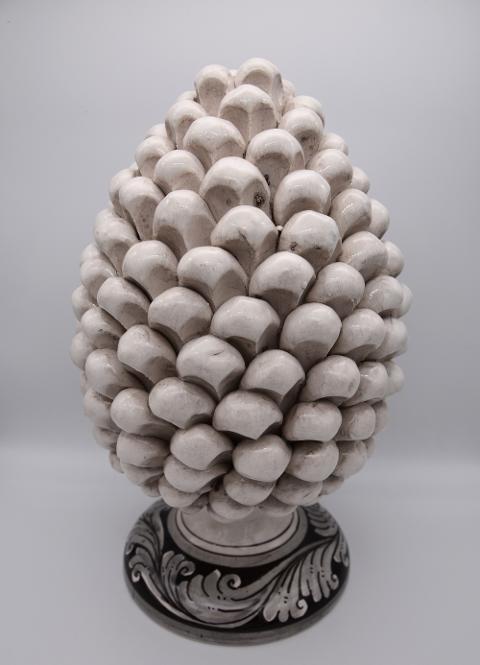 Pigna siciliana in ceramica bianco antico/fumé h.25 cm Produzione artigianale di Caltagirone con base decorata