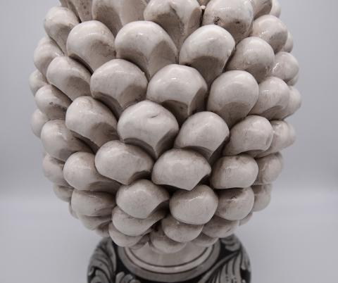 Pigna siciliana in ceramica bianco antico/fumé h.25 cm Produzione artigianale di Caltagirone con base decorata