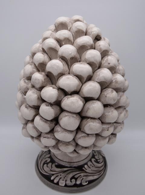 Pigna siciliana in ceramica bianco antico/fumé h.20 cm Produzione artigianale di Caltagirone con base decorata