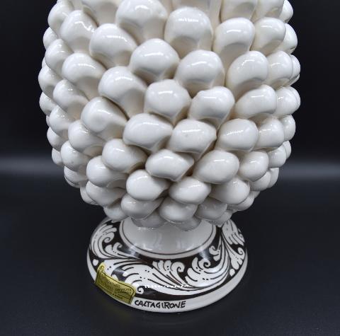 Pigna siciliana in ceramica bianco h.25cm Produzione artigianale di Caltagirone con base decorata
